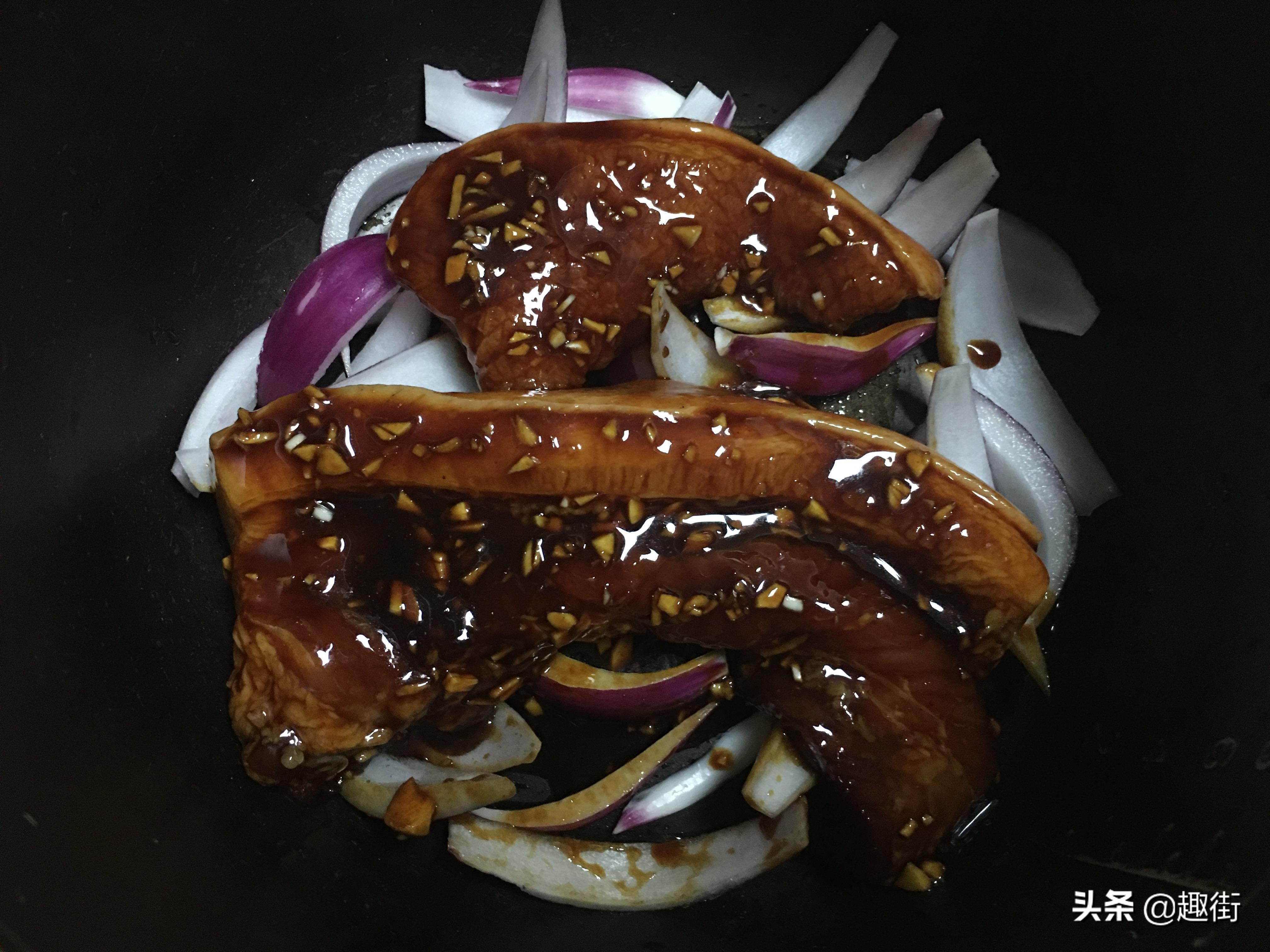 蜜汁叉燒的家常做法，把豬肉醃一醃，扔進電飯煲按下煮飯鍵即可