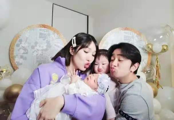 王祖藍二胎女兒滿月照火了，眉眼清秀，像極了爸爸，好可愛