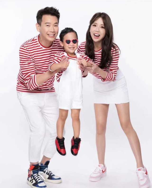 妻子晒全家福为陶喆庆生，夫妻相互表白，走过婚变危机后更恩爱