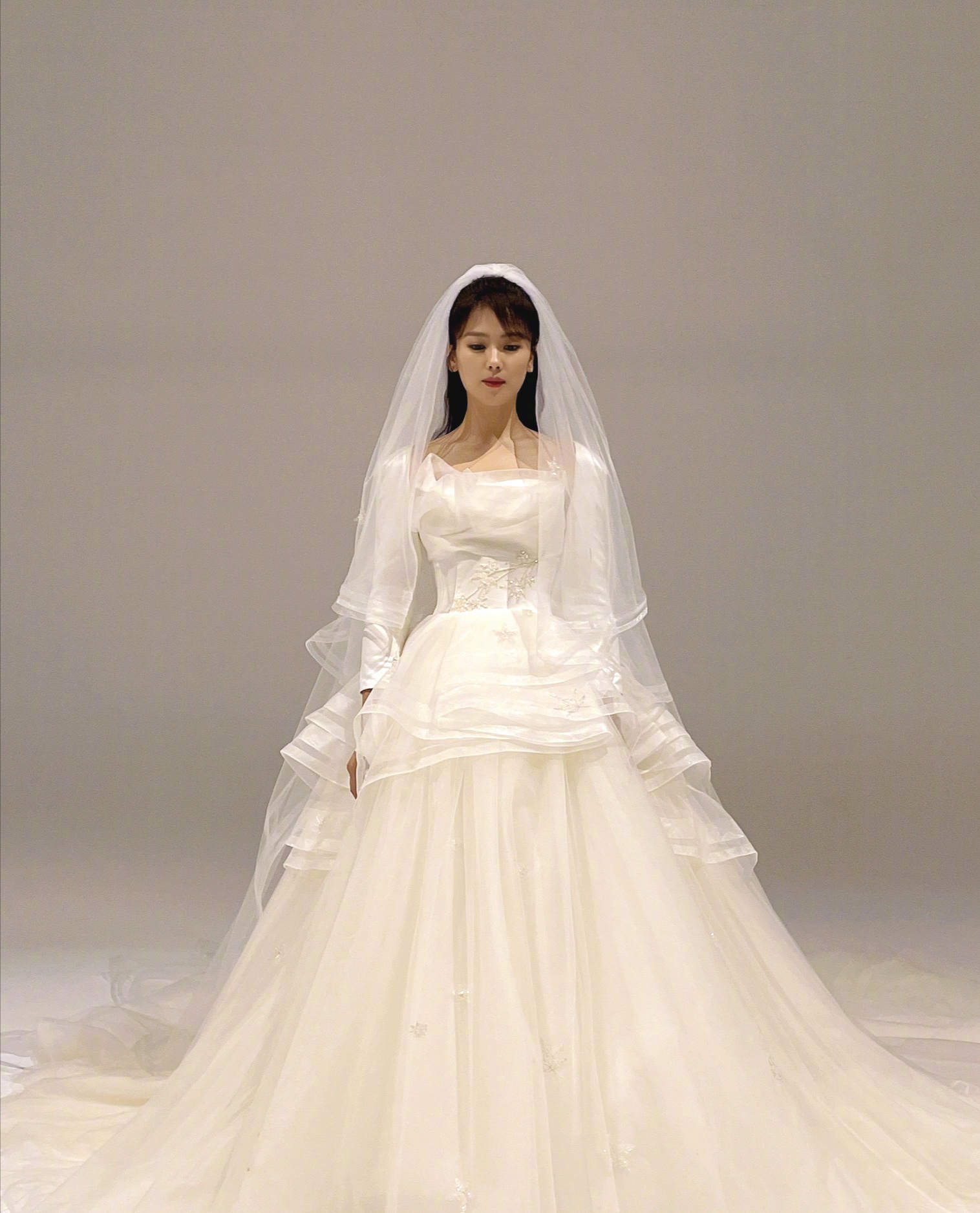 42岁刘涛晒婚纱照，腰围瘦到快比脸小，白纱却意