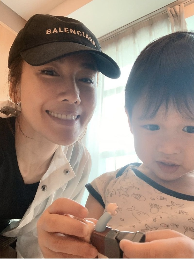 李乘德前女友李施嬅看望胡杏儿次子，因宝宝太萌直呼心都被融化了