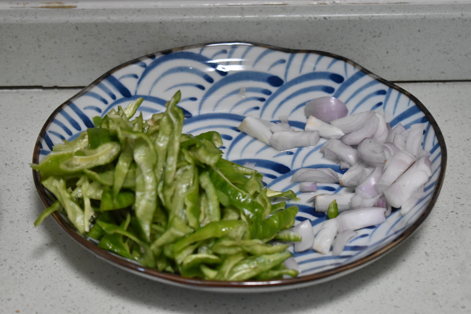 猪身上这肉柔韧又脆富含胶质，先卤后炒味道鲜香，美容下酒棒极了