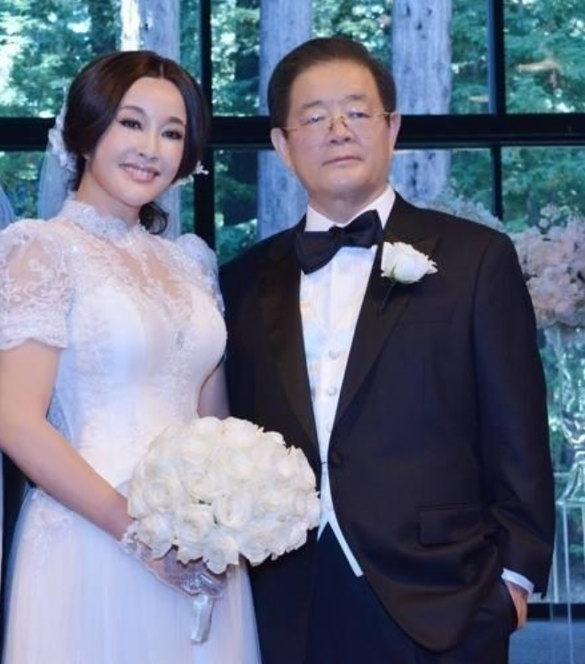 容貌出众，60岁却不生孩子的6位女星，杨丽萍为