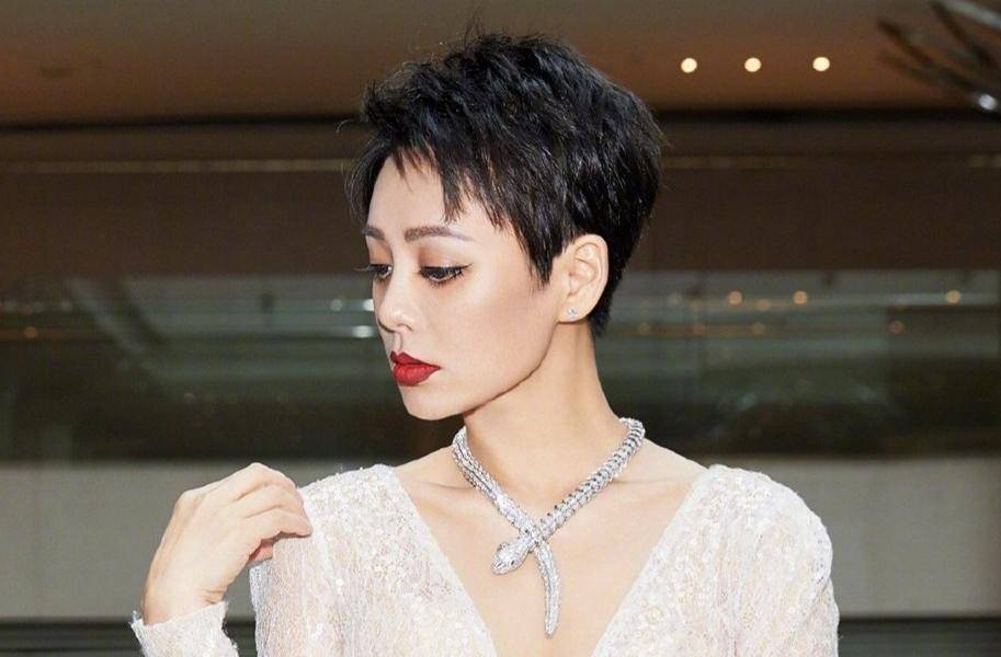 《浪姐》被指营销先行，张萌金晨在公共场合练舞，练习室它不香吗