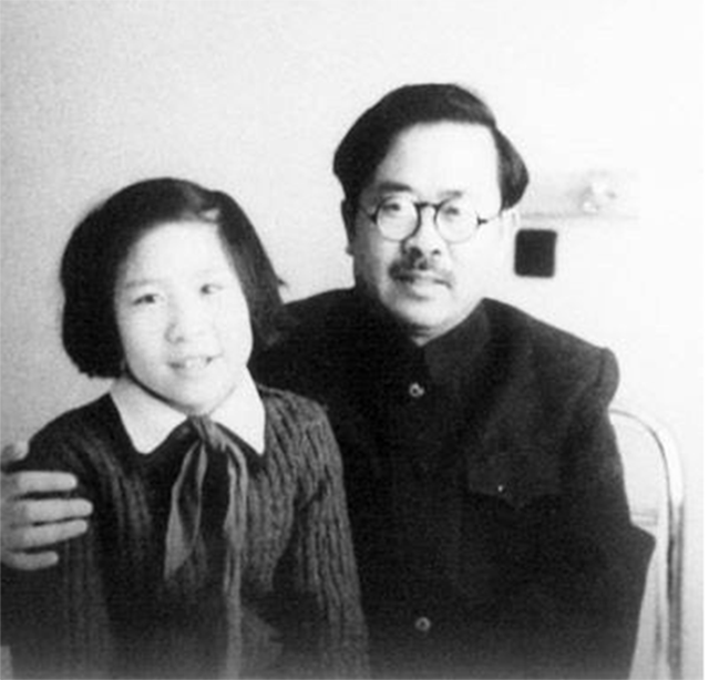 1949年建國大典，毛主席攜任弼時長女任遠誌登天安門，代其父位置