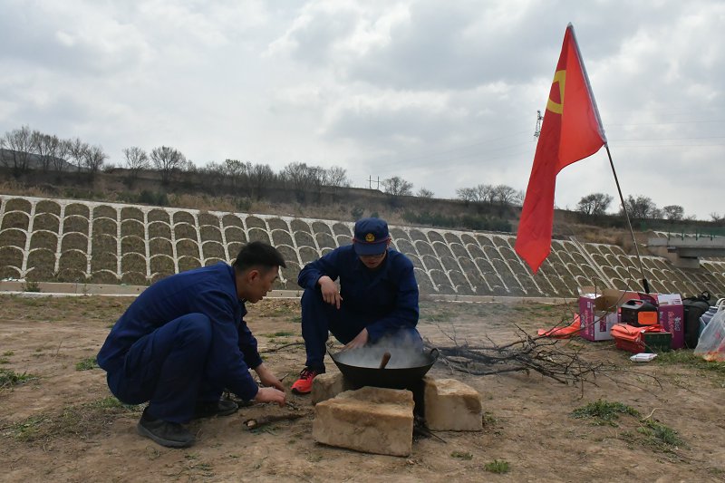 庄浪县消防组织开展“重走长征路•担当新使命”主题党日活动