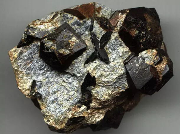 十字石硅酸盐矿物鉴别方法