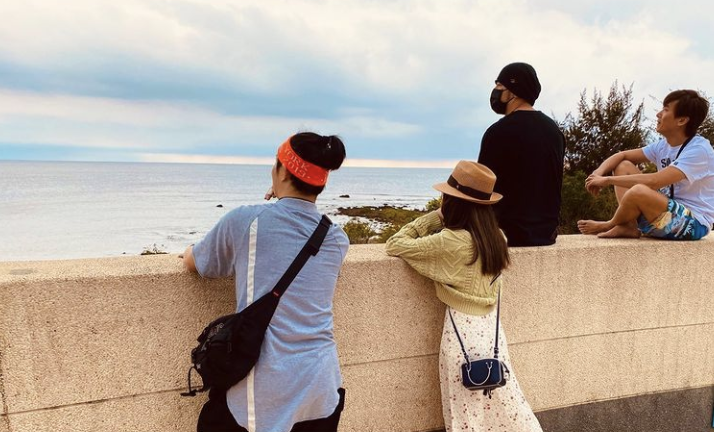 周杰倫耿直回應新專輯進度，帶妻兒游水族館，女兒與白鯨搞笑互動