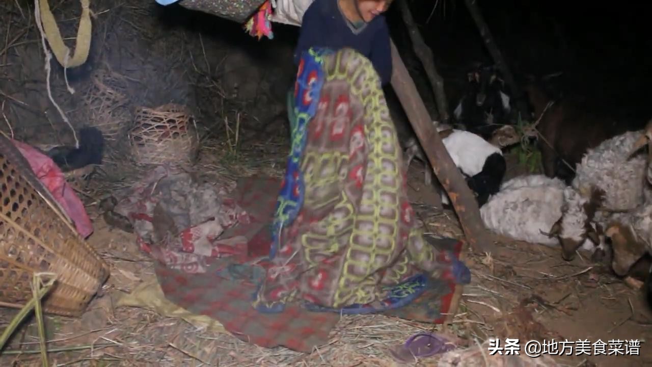 中国小伙给尼泊尔山区三姐弟送牛肉，看到她们的生活状况，真心酸