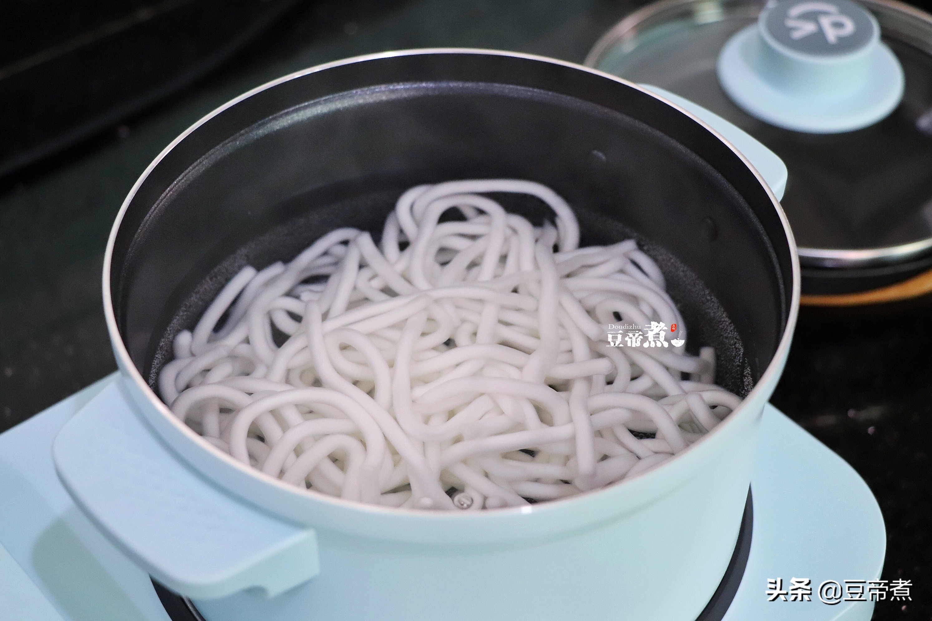 没有泡面乌冬面也好，随便加点料就是午餐，网友：三包泡面换一碗