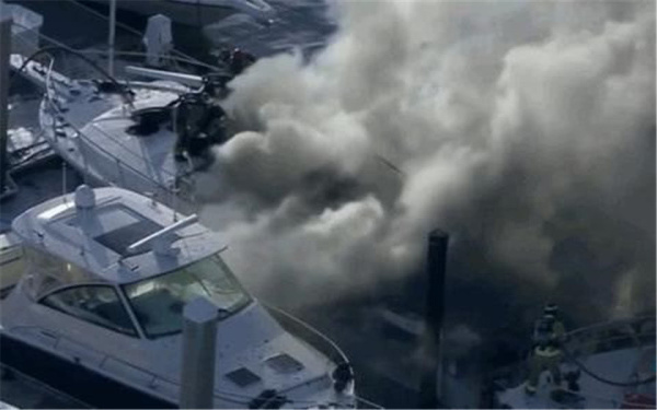 旧金山码头突发火灾，战舰时不时传出爆炸声，