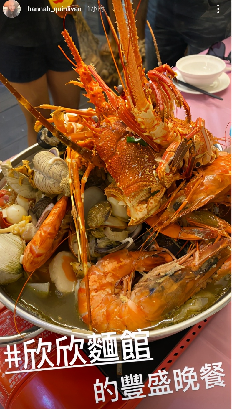 周杰伦一家四口坐游轮看海豚，昆凌搂着女儿不忘牵儿子小手，超暖