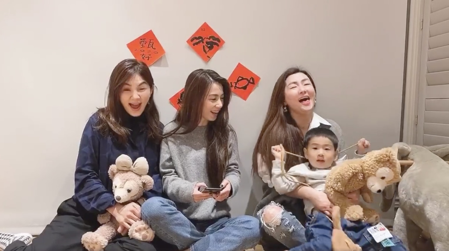 田馥甄获金曲奖歌后，任家萱陈嘉桦开心祝贺，神情友情惹人羡