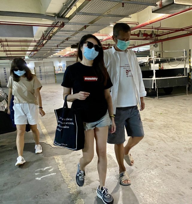 黄鸿升遗体将解剖查明死因，父亲憔悴现身，白发人送黑发人