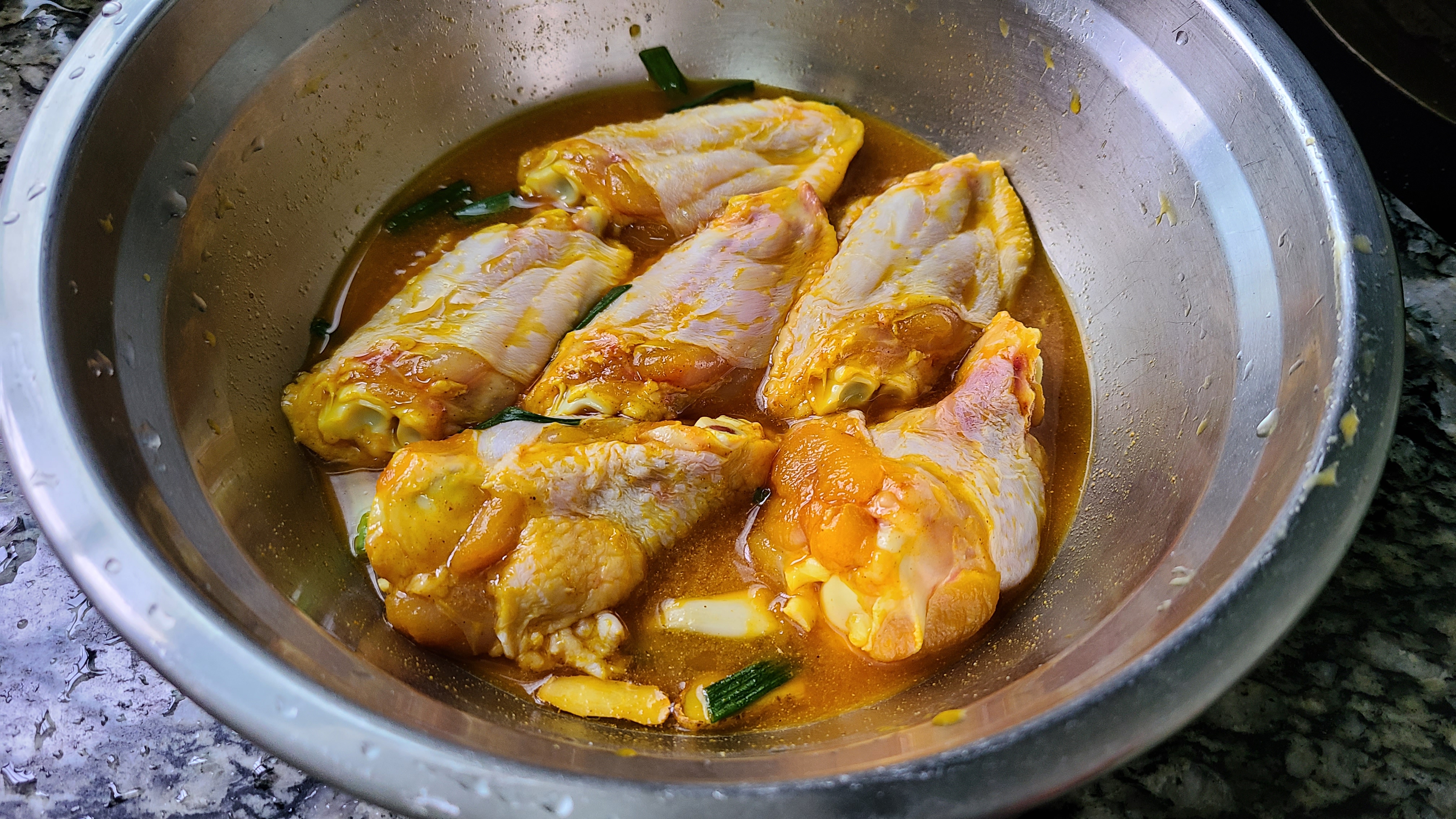 廣東鹽焗雞翅的做法，教你輕鬆做出來，鹹香好吃，吃著太爽了