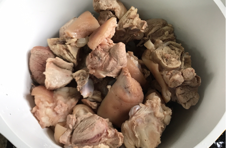 一道养生菜肴，营养丰富，胶原蛋白满满，非常适合女人吃