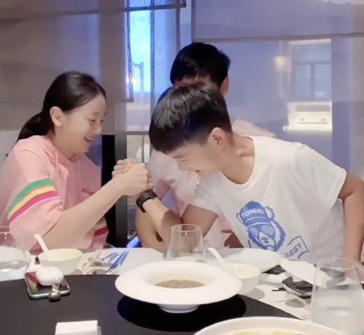 叶一茜掰手腕不敌儿子，森碟却一秒钟KO弟弟小亮仔，彰显惊人臂力