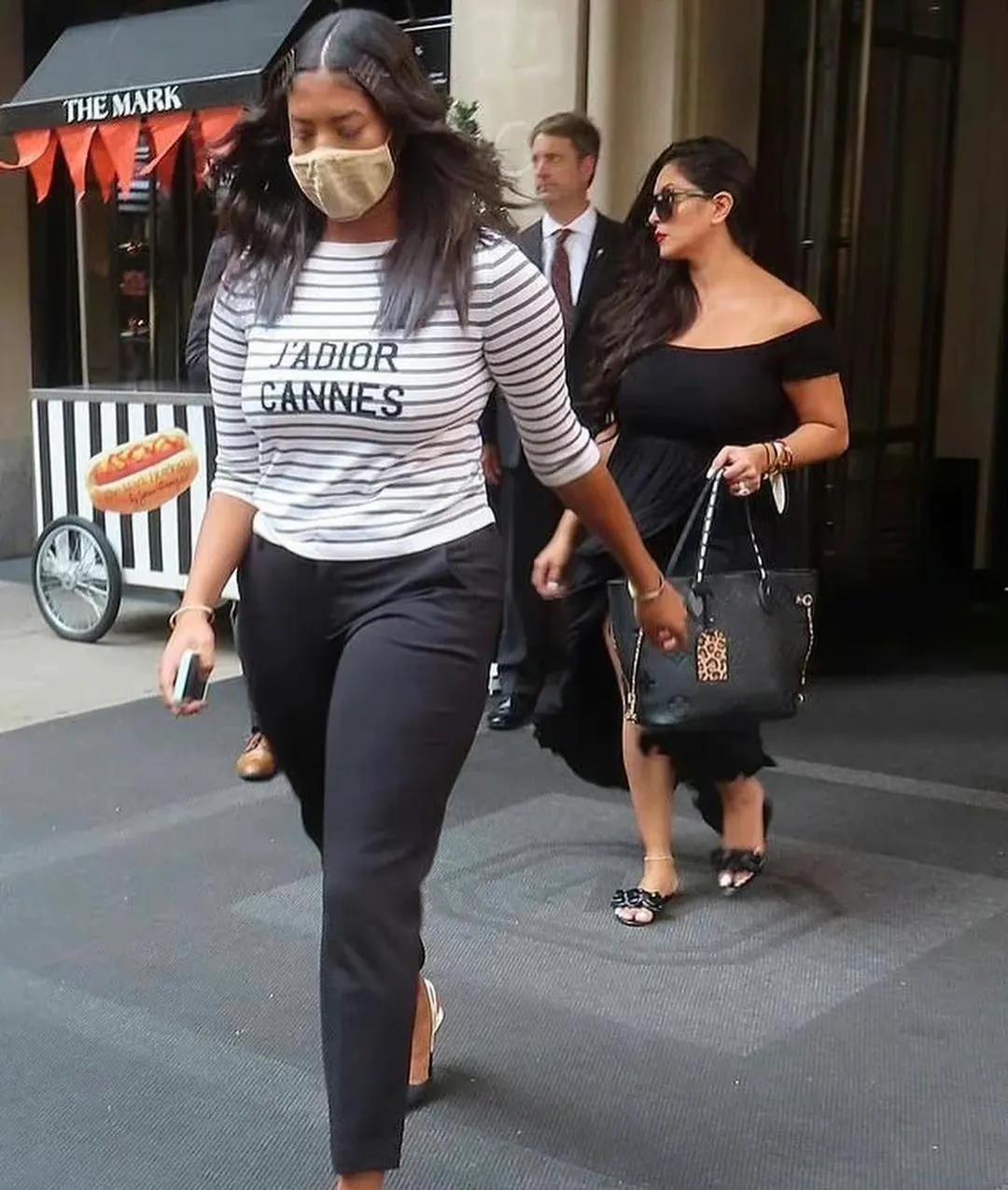 布克女友肯豆与科比大女儿盛装出席活动，网友，都不如瓦妮莎