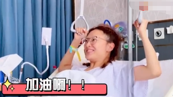 应采儿双腿缠满绷带住医院，被问原因不肯回应，身边不见陈小春？