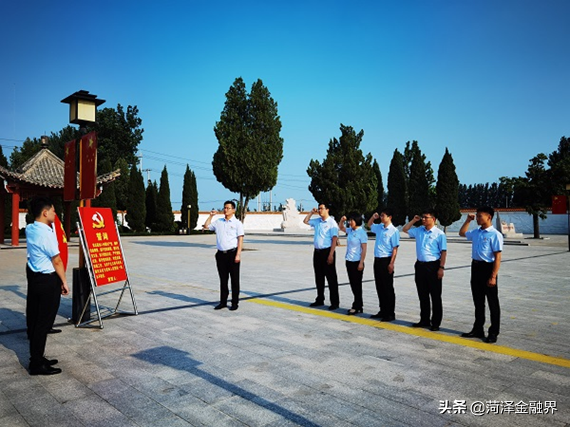 莱商银行菏泽曹县支行：赴鲁西南烈士陵园开展革命历史教育活动