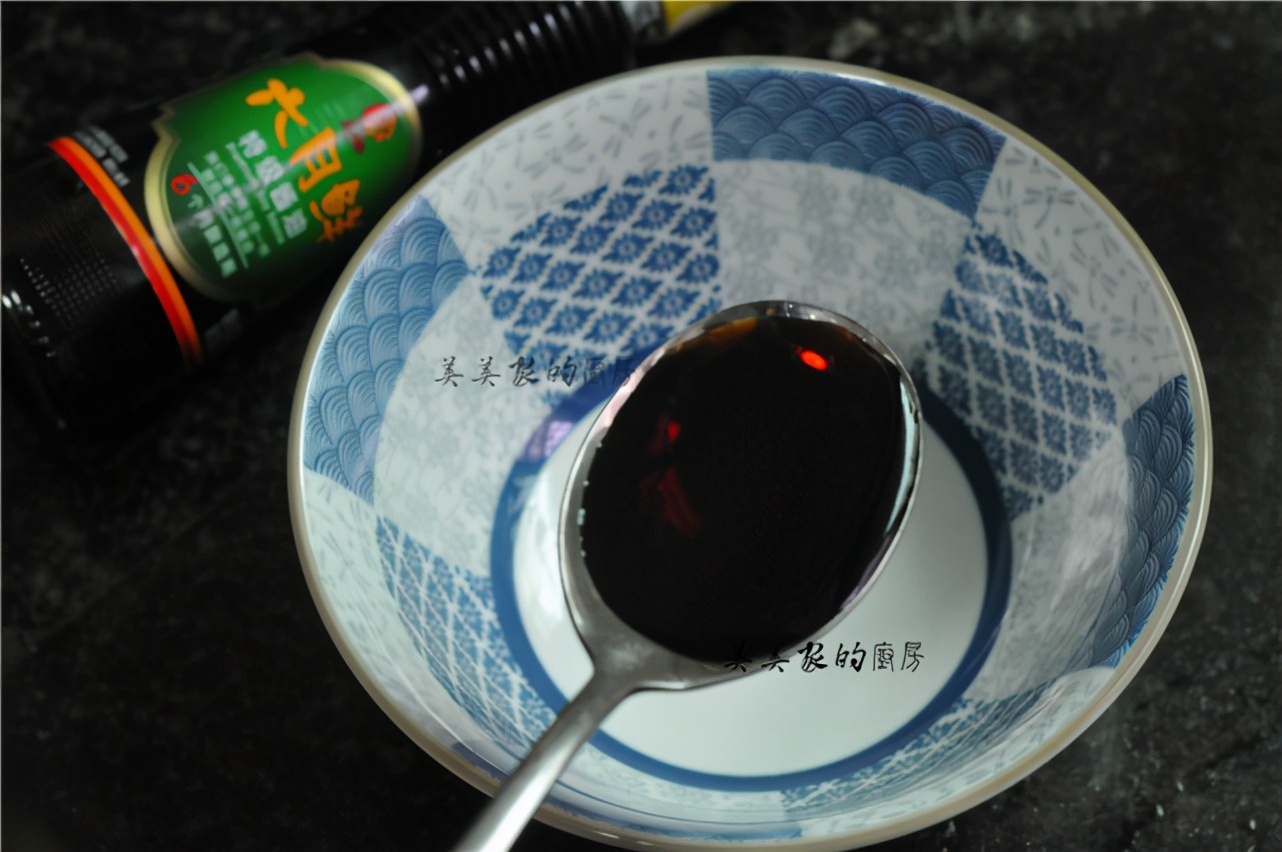 把整條魚扔進電飯鍋裡，不加油不放水，一周吃6次，餐餐都光盤