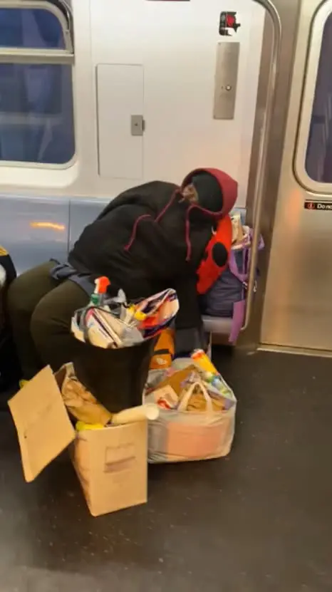 这就是美国梦？纽约州长：纽约因疫情蜗居地铁