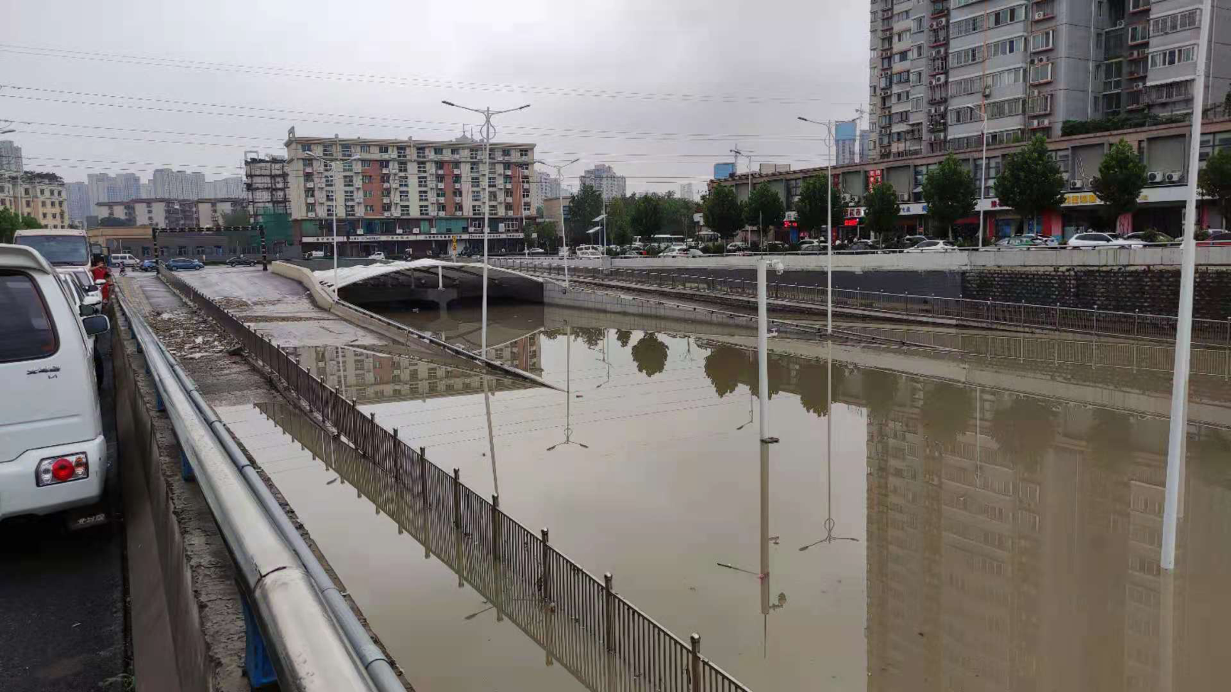 直击暴雨后的郑州：秩序逐渐恢复，救援队员喃喃说，兄弟一路好走