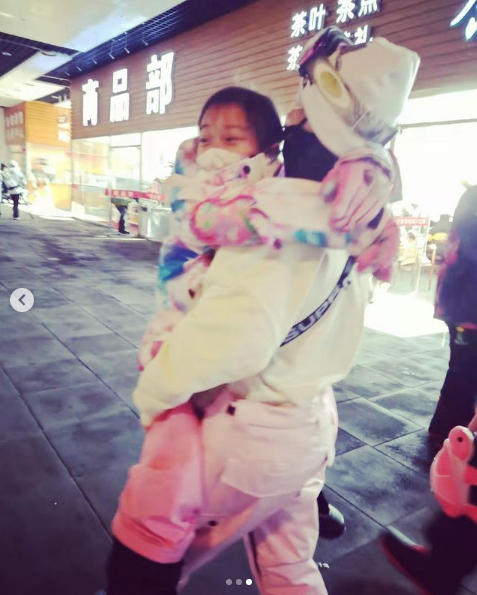 李小璐帶女兒滑雪，吐槽甜馨長太重卻抱著不撒手，母女同框超有愛