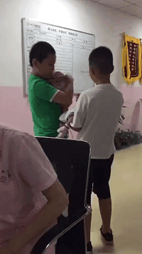 搞笑gif神评：非但不同情，甚至还觉得干得漂亮