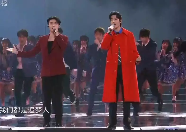 肖战张艺兴互关,两人简介太有默契,网曝将一起合作表演引期待