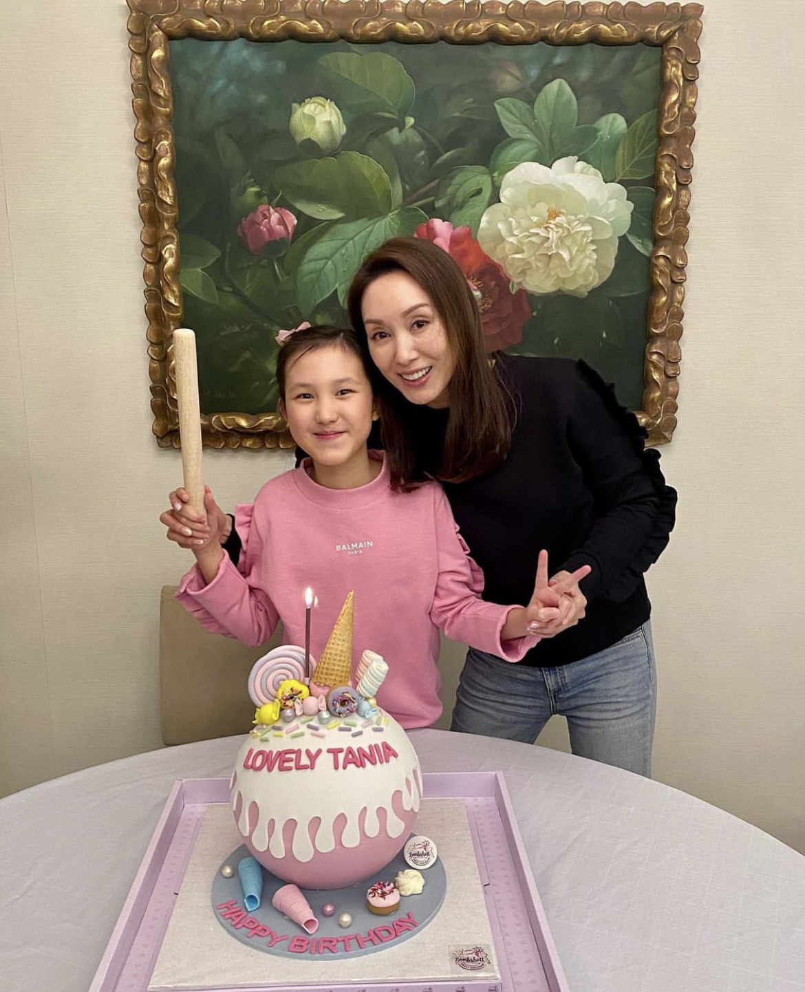 郭可盈女儿小学毕业，连夺三年学科冠军，全家出席毕业礼倍感自豪