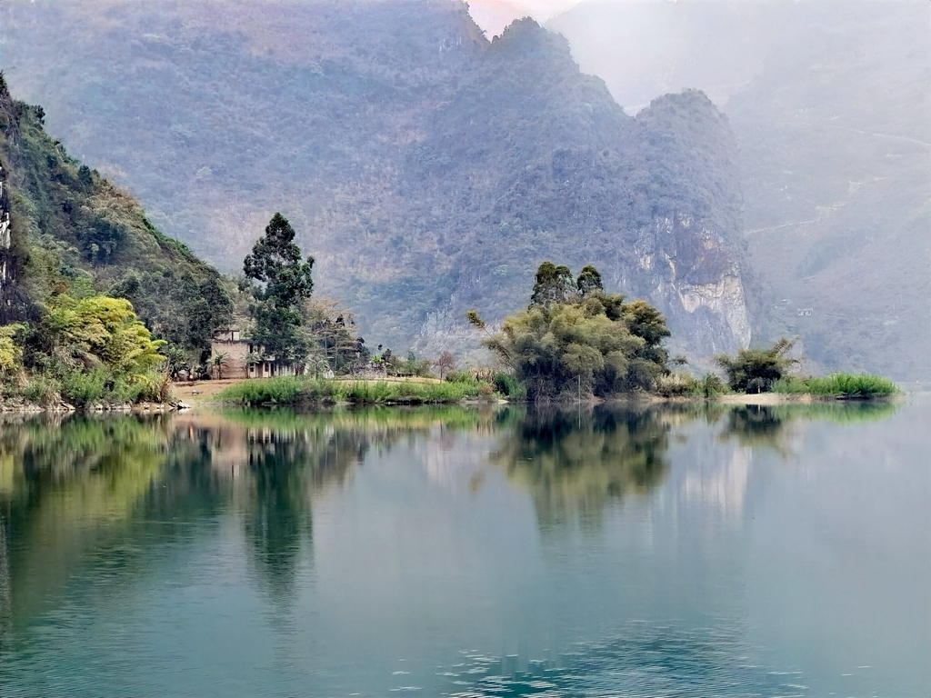 天阴不掩山水美(3)深山翡翠浩坤湖