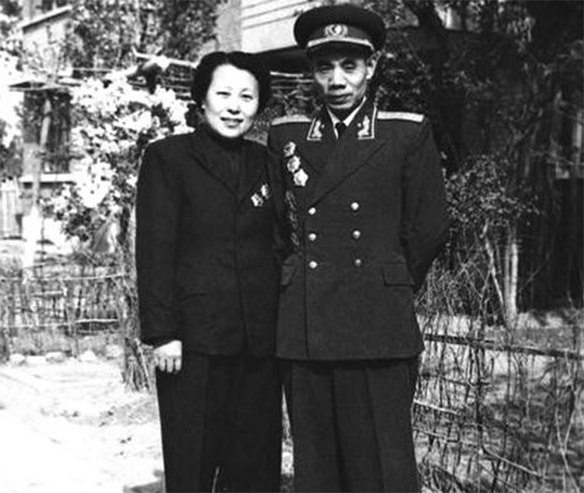 16岁嫁政委，风雨同舟52年，养育12个孩子，是爱人更是战友