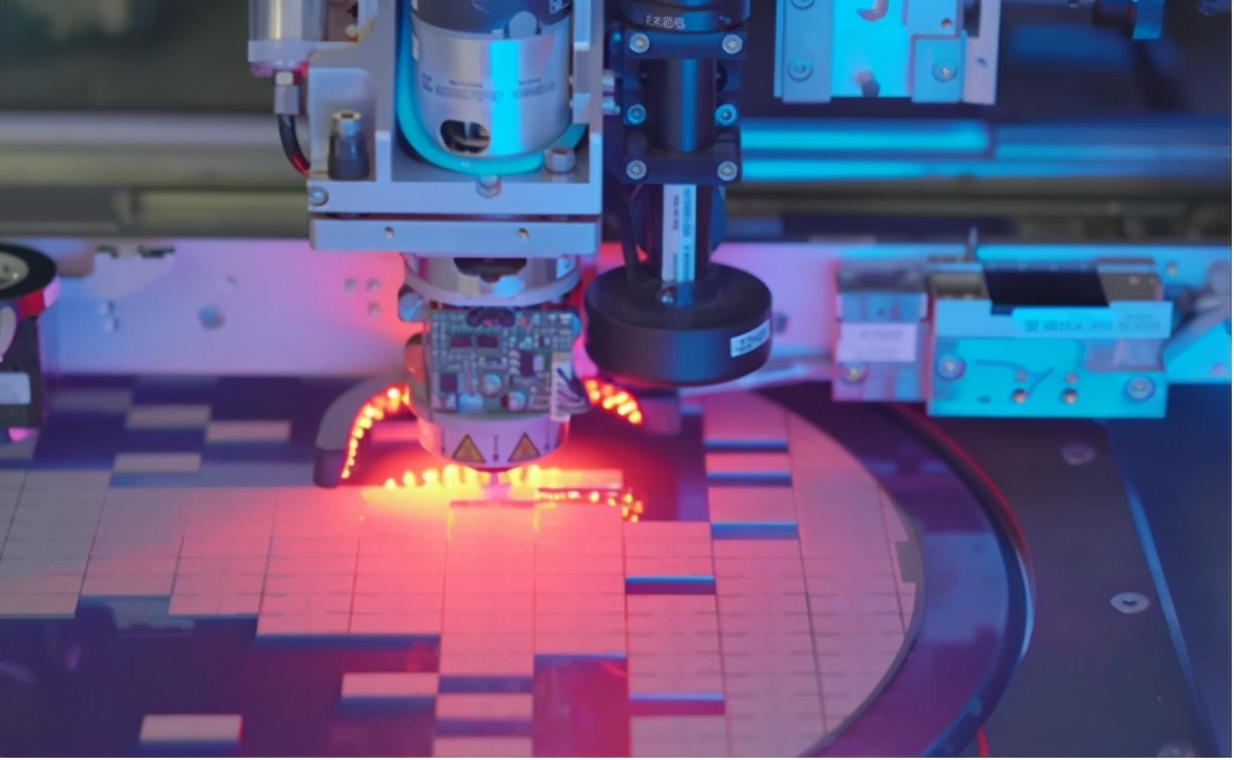 一台光刻机12亿元，净利润超50%，这么赚钱却只有