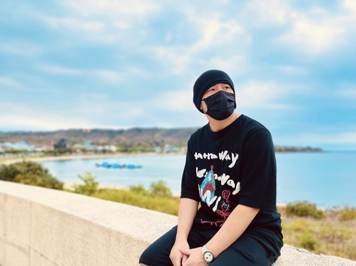 周杰倫耿直回應新專輯進度，帶妻兒游水族館，女兒與白鯨搞笑互動