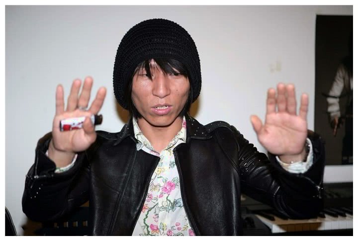 陈羽凡与友人聚餐罕见露面，戴鸭舌帽脸胖了一圈，表情看穿一切