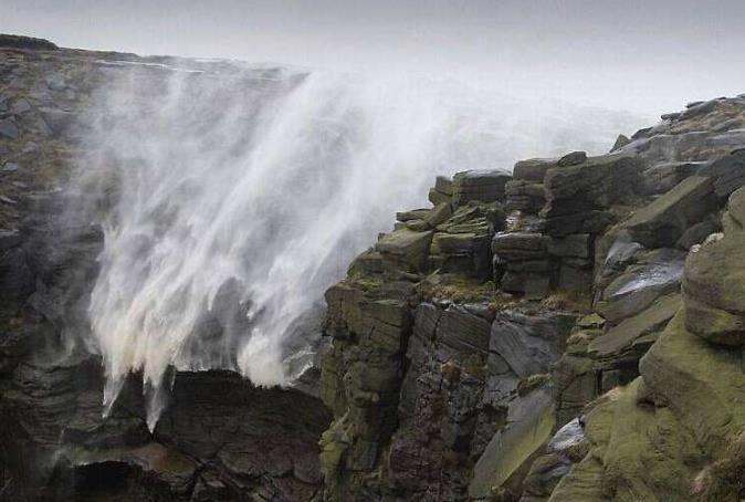 世界上最“诡异”的悬崖，上千人无故在此跳崖