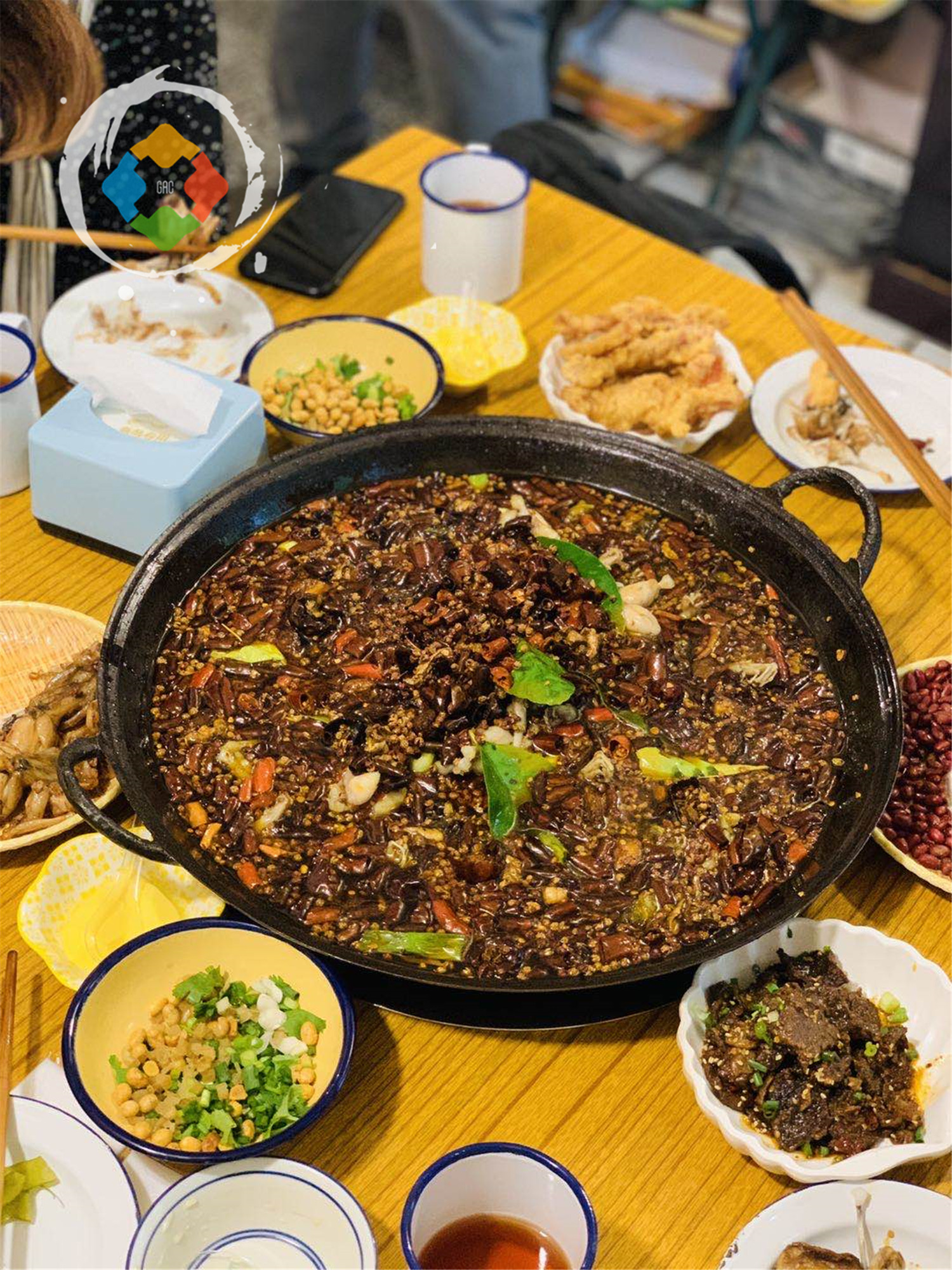 重庆80后和卖鱼的杠上了，店门前打出标语：吃鱼不如吃蛙