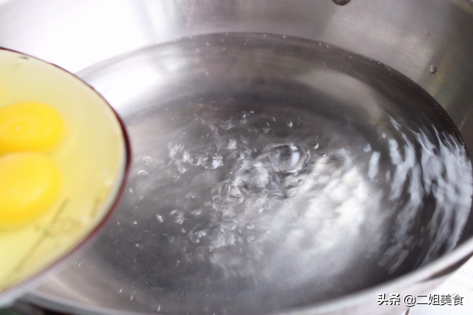 水煮荷包蛋，水开下锅煮是错的！大厨教您一个妙招，不散花还完整