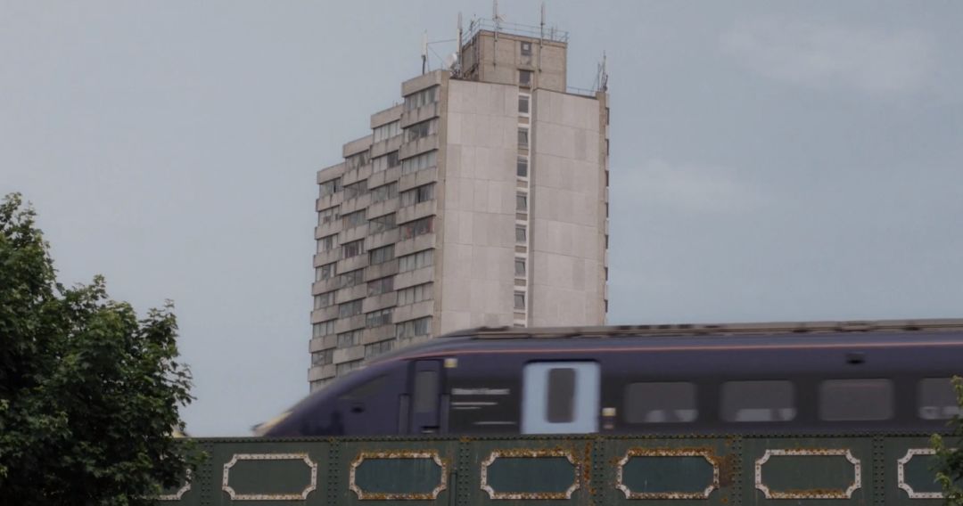 年幼弟妹要照料，瘾君子母亲要供养，这个高中