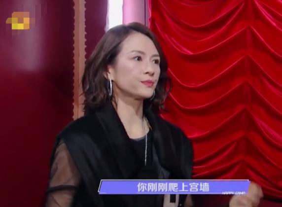 章子怡再扮15岁少女，嘟嘴瞪眼演技太尴尬，网友：让胡杏儿教教