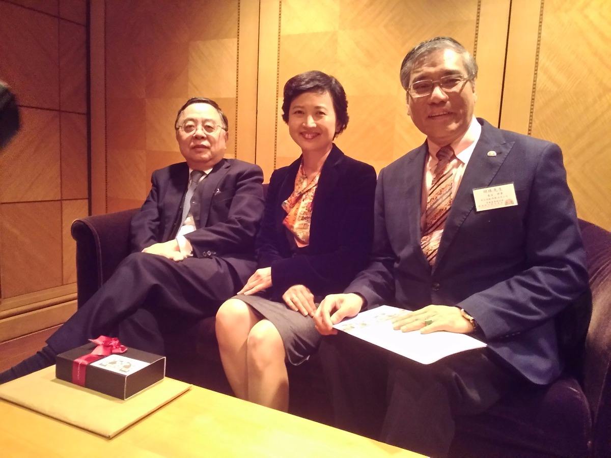 地产界富豪，国内捞金1000亿后，为何只给美国捐