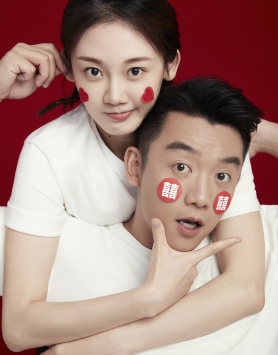 有一種結(jié)婚證叫鄭愷與苗苗，別人都一本正經(jīng)，而他倆卻與眾不同