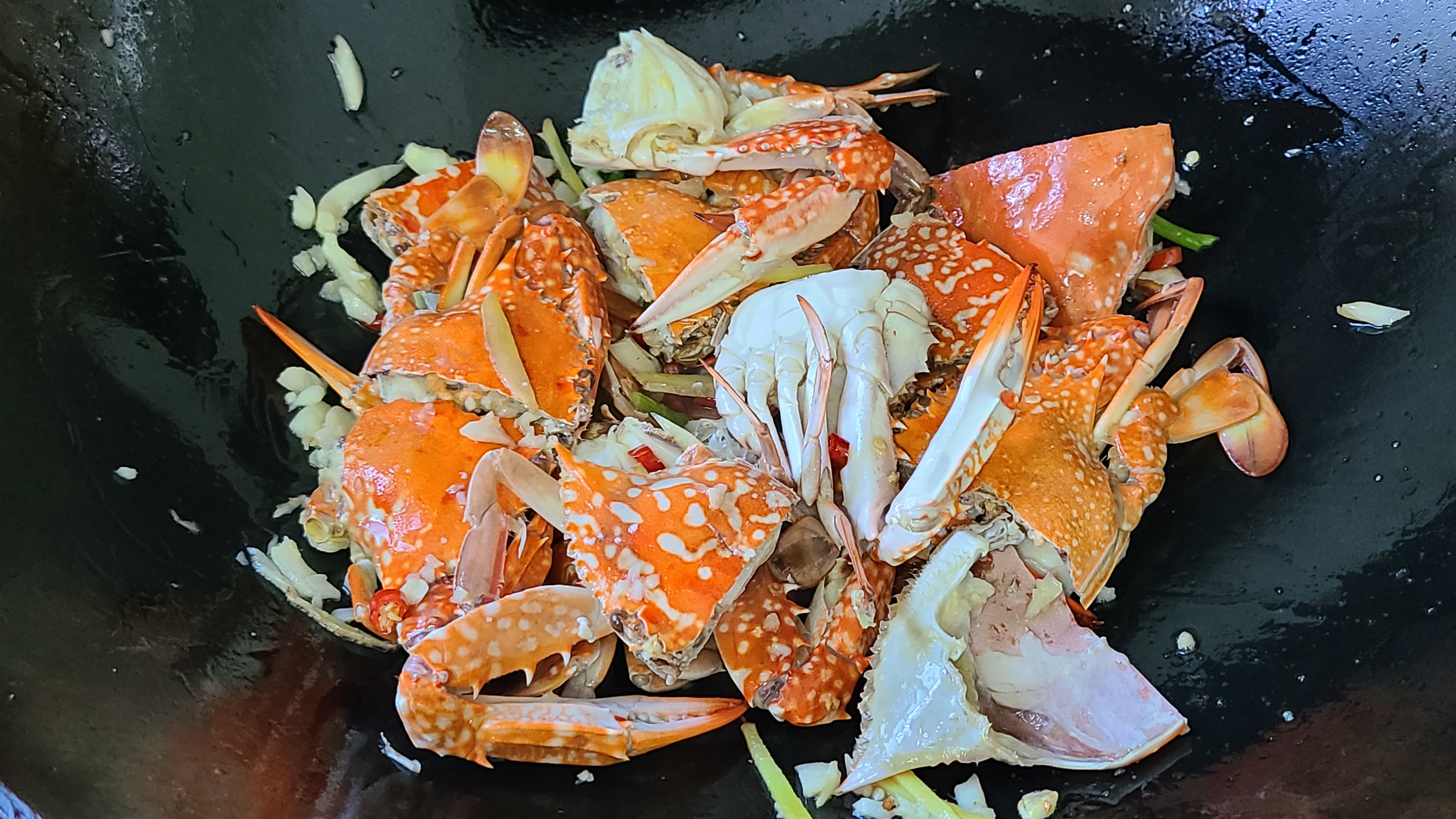 蒜蓉螃蟹的家常做法，很好吃的一道美食，简单美味，想吃就做