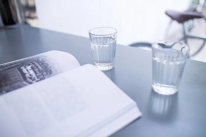 睡前不喝水，血栓找上門？ 每天的最後一杯水，應該這麼喝才最健康