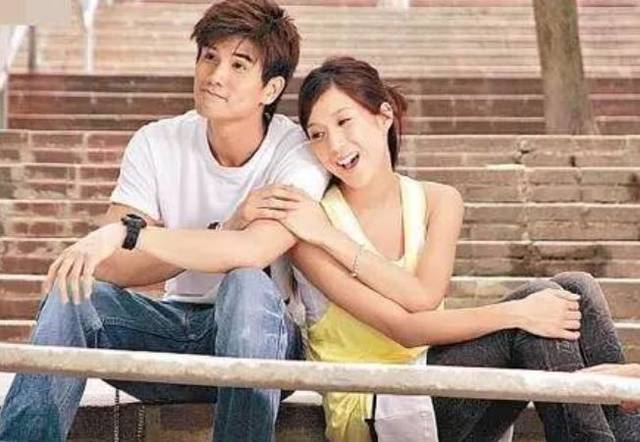 钟嘉欣罕有晒全家福，大13岁丈夫换新发型，夫妻俩终于不像父女