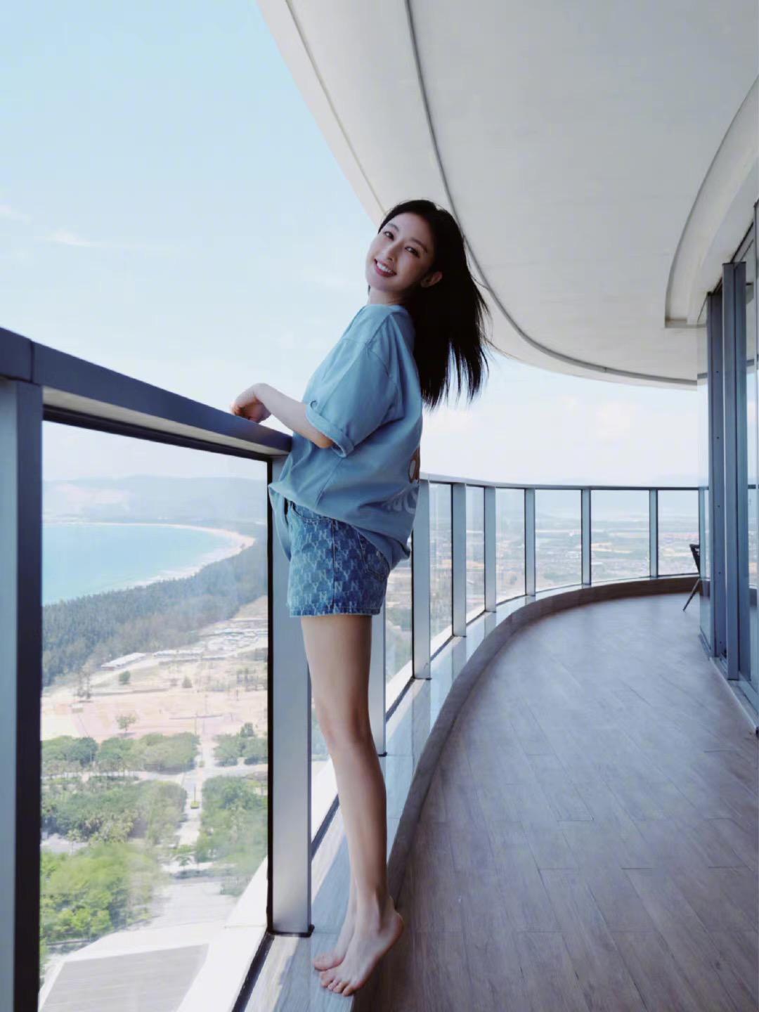 张俪度假私服上线,t恤配短裤光着脚妥妥的少女范儿,腿又长又直