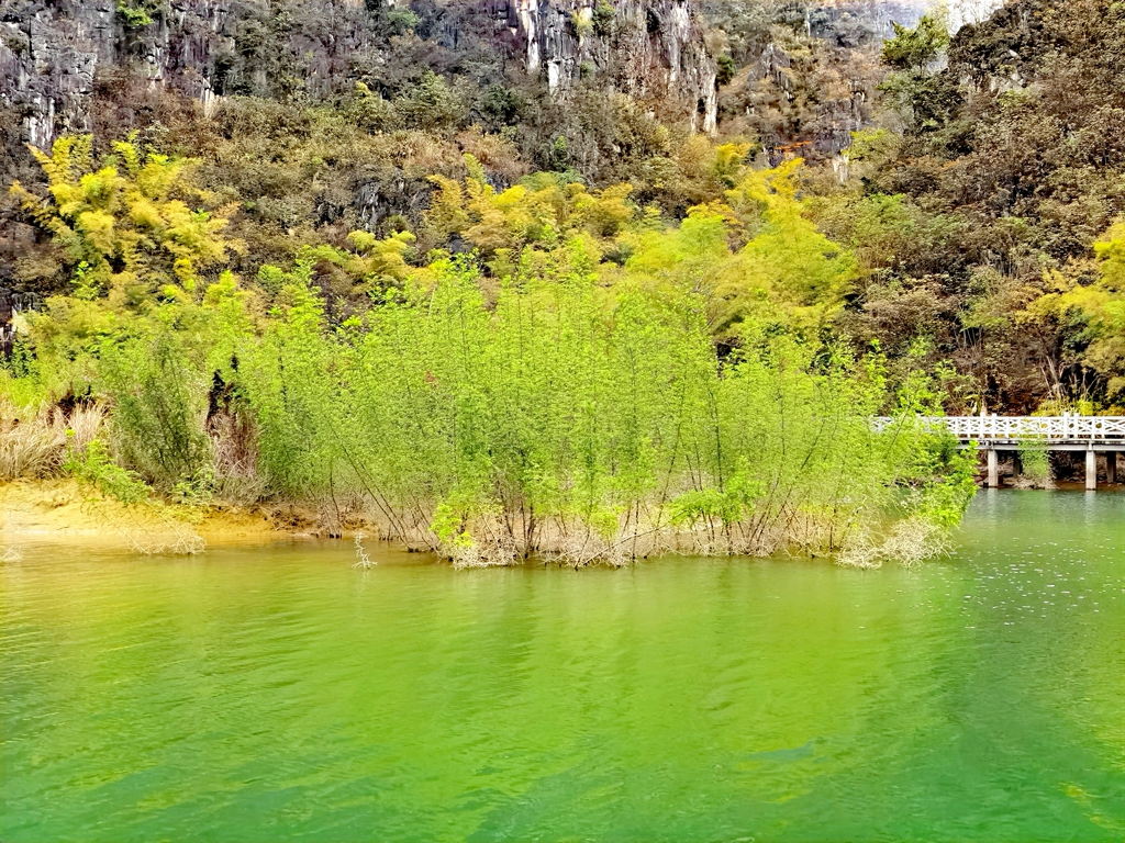 天阴不掩山水美(3)深山翡翠浩坤湖