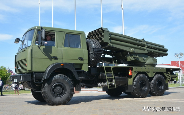 俄罗斯多管火箭系统  Uragan-M  可移动的导弹发射