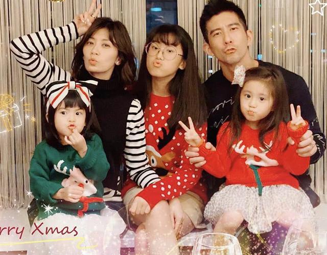 咘咘波妞穿同款，手持賈靜雯自創品牌新品麵條，變代言人古靈精怪